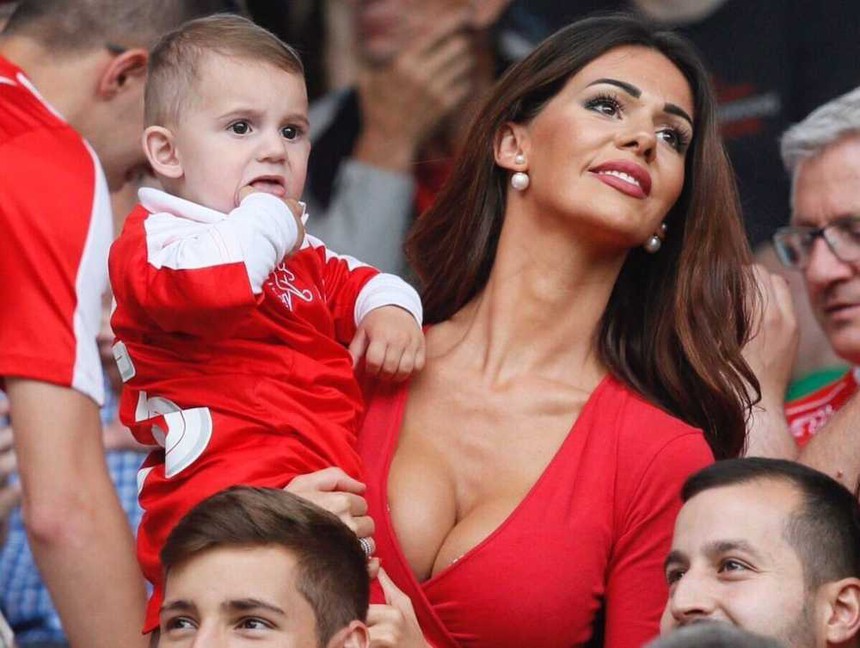 'WAGs quyến rũ nhất châu Âu' từng tiết lộ bí mật tình dục của cầu thủ, gây sốt khi xuất hiện trên khán đài EURO 2024 - Ảnh 3.