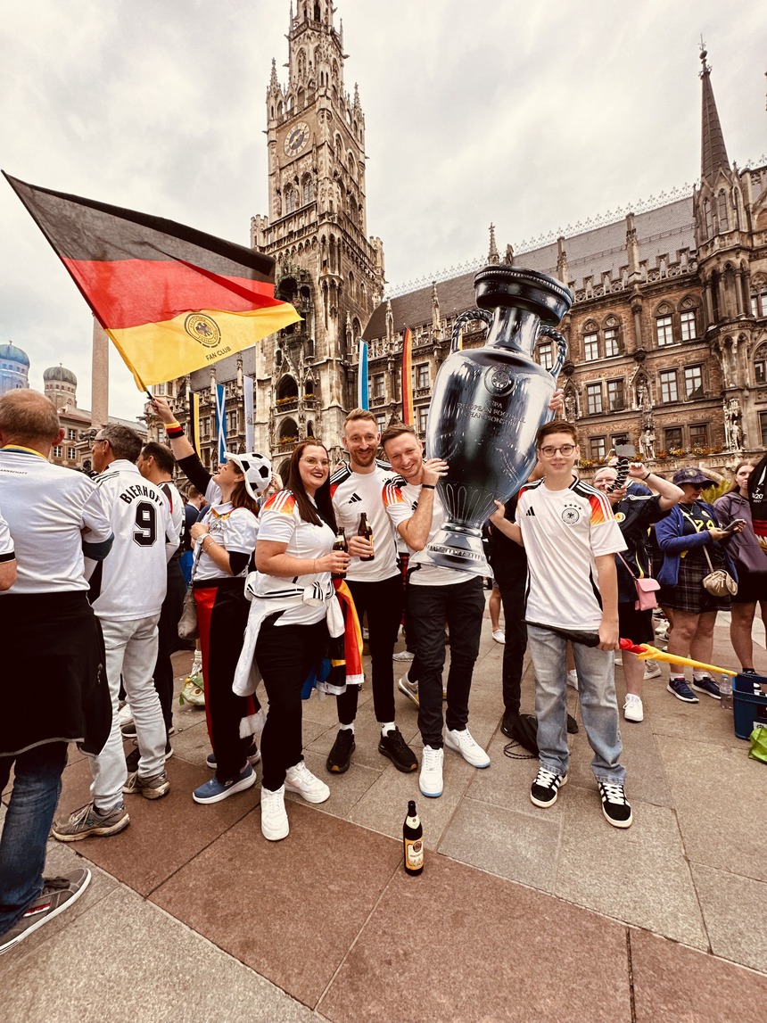 EURO Trên từng cây số: Những lá cờ Đức trên khung cửa sổ - Ảnh 1.