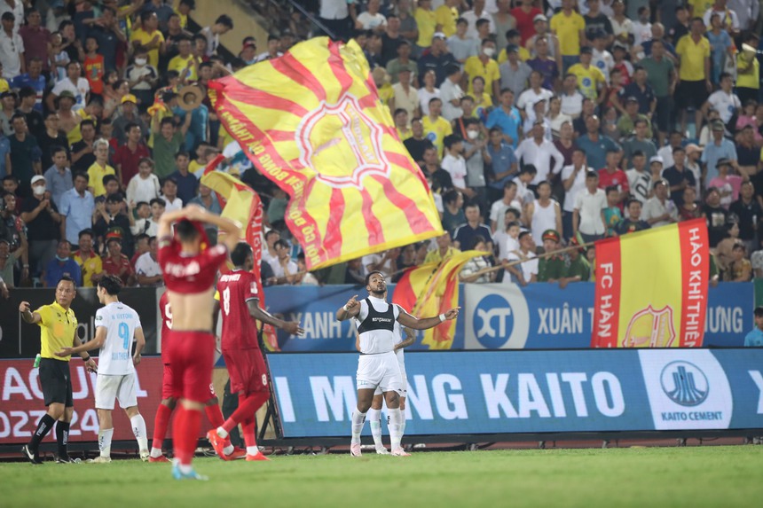 Rafaelson lại sắm vai người hùng, Nam Định tiến cực sát chức vô địch V-League mùa này - Ảnh 1. Rafaelson lại sắm vai người hùng, Nam Định tiến cực sát chức vô địch V-League mùa này - Ảnh 1.