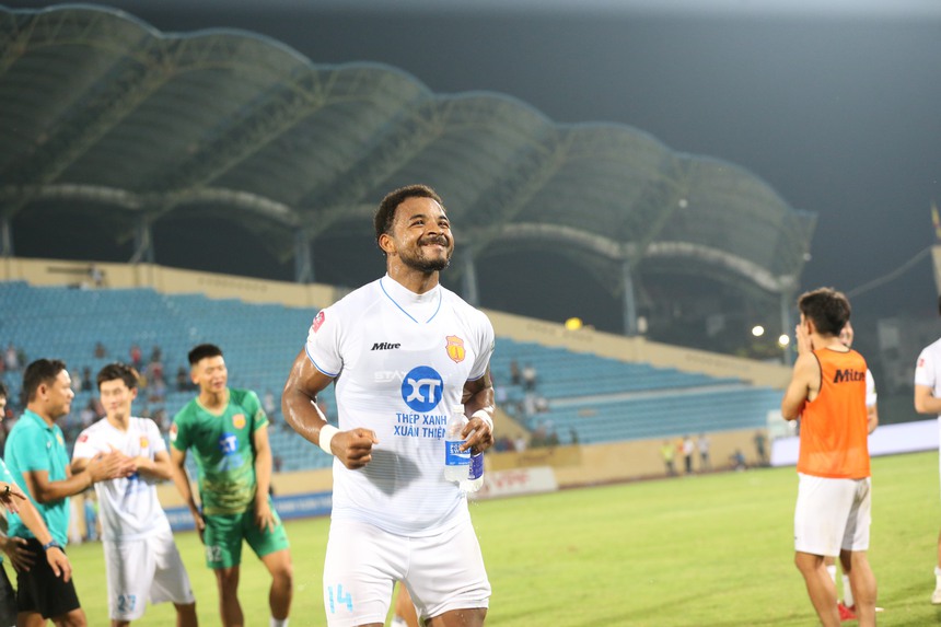 Tiền đạo Nam Định bỏ xa Ronaldo, Kane, Haaland để lọt vào top 10 chân sút ghi bàn tốt nhất năm 2024 - Ảnh 1. Rafaelson