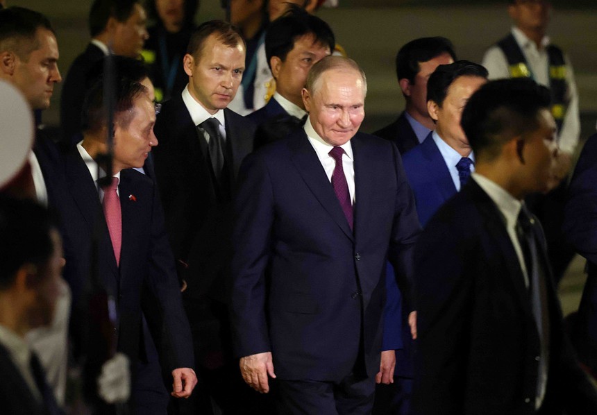 Tổng thống Liên bang Nga Vladimir Putin bắt đầu chuyến thăm cấp Nhà nước tới Việt Nam - Ảnh 2. Tổng thống Liên bang Nga Vladimir Putin bắt đầu chuyến thăm cấp Nhà nước tới Việt Nam - Ảnh 2.