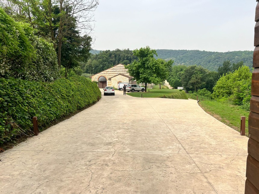 Cận cảnh biệt thự gần gũi thiên nhiên nhưng cách xa dân cư, nơi Roberto Baggio và gia đình bị cướp tấn công - Ảnh 2.