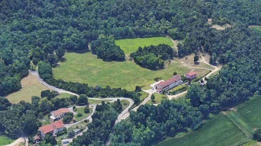 Cận cảnh biệt thự gần gũi thiên nhiên nhưng cách xa dân cư, nơi Roberto Baggio và gia đình bị cướp tấn công - Ảnh 3.