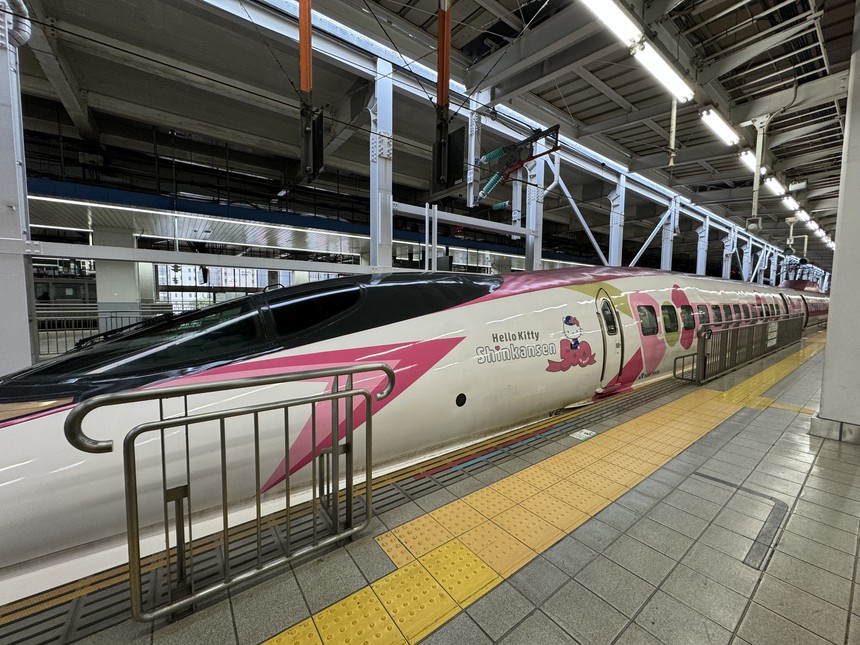 Nhật Bản: Chuyến tàu đặc biệt kỷ niệm 50 năm sinh nhật Hello Kitty - Ảnh 2.