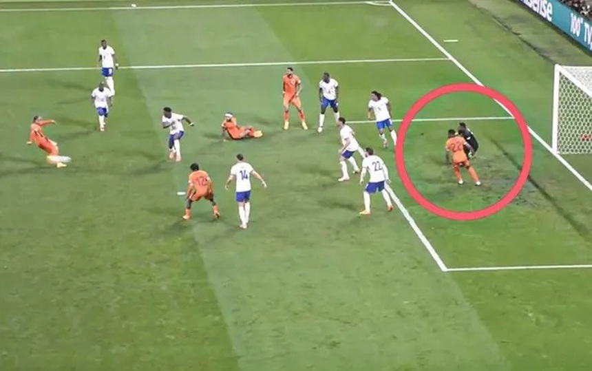 HLV Hà Lan nổi trận lôi đình khi bị VAR tước bàn thắng trước Pháp - Ảnh 1.