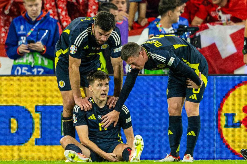 Tin nóng EURO 22/6: Đội đầu tiên bị loại khỏi EURO, HLV Bồ Đào Nha bác bỏ lo ngại về Ronaldo - Ảnh 5.