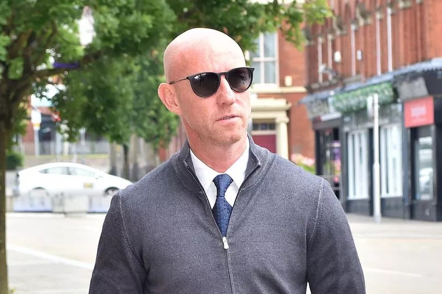 Huyền thoại MU thoát khỏi án tù sau khi làm gãy chân người đi xe máy - Ảnh 2.