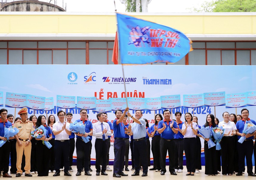 Thanh niên Thành phố Hồ Chí Minh ra quân tiếp sức mùa thi năm 2024 - Ảnh 1.