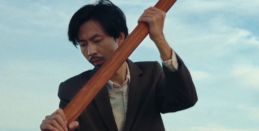 Đen tung teaser MV "FRIENDSHIP", gây tò mò với cảnh chèo thuyền trên... cát - Ảnh 2.