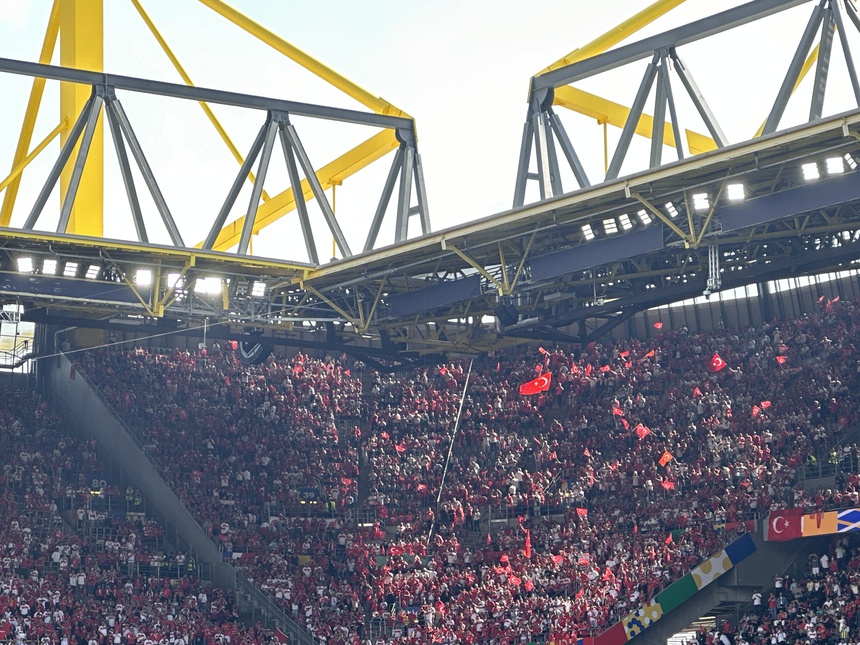 Nhật ký hành trình: Trong những tiếng ầm vang của Signal Iduna Park - Ảnh 1.