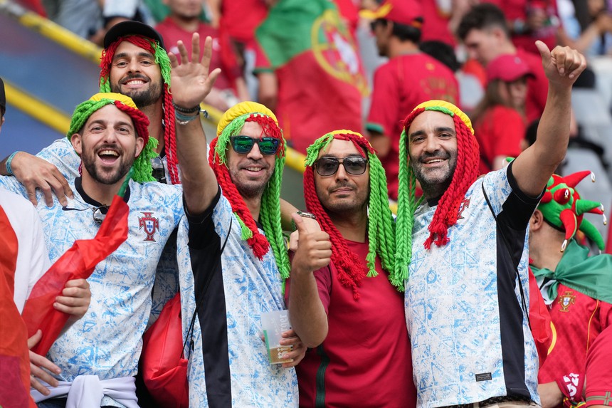 Chào tuần mới: Trong vòng quay của trái bóng - Ảnh 2. Chào tuần mới: Trong vòng quay của trái bóng - Ảnh 2.