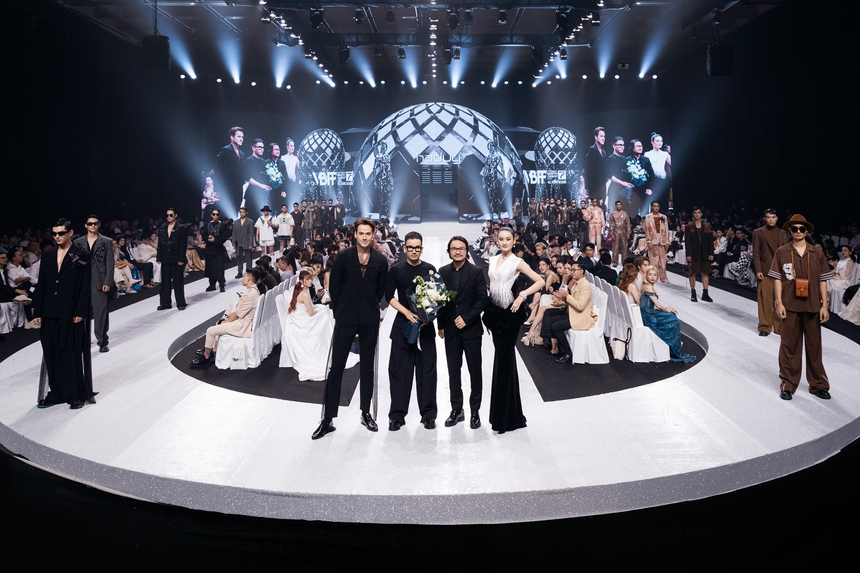 Hoa hậu Ý Nhi sánh đôi cùng Nam vương Thế giới trong BST của NTK Hà Duy - Ảnh 1.