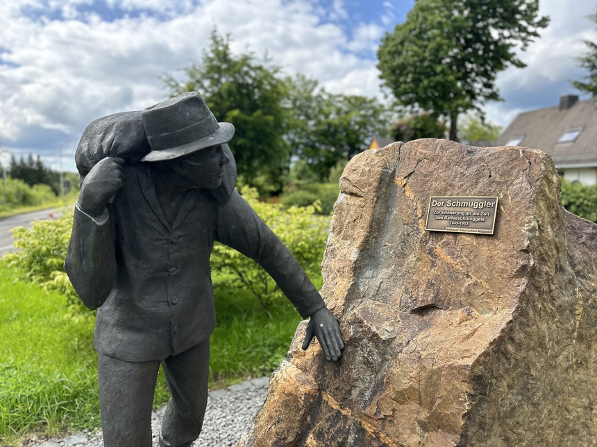 EURO Trên từng cây số: “Lạc trôi” giữa những đường biên - Ảnh 3.