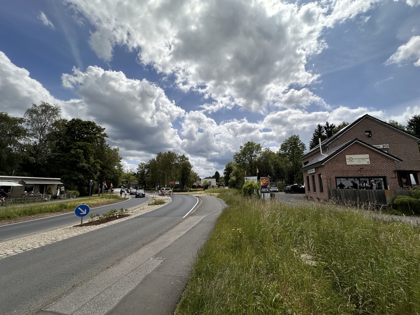 EURO Trên từng cây số: “Lạc trôi” giữa những đường biên - Ảnh 5.