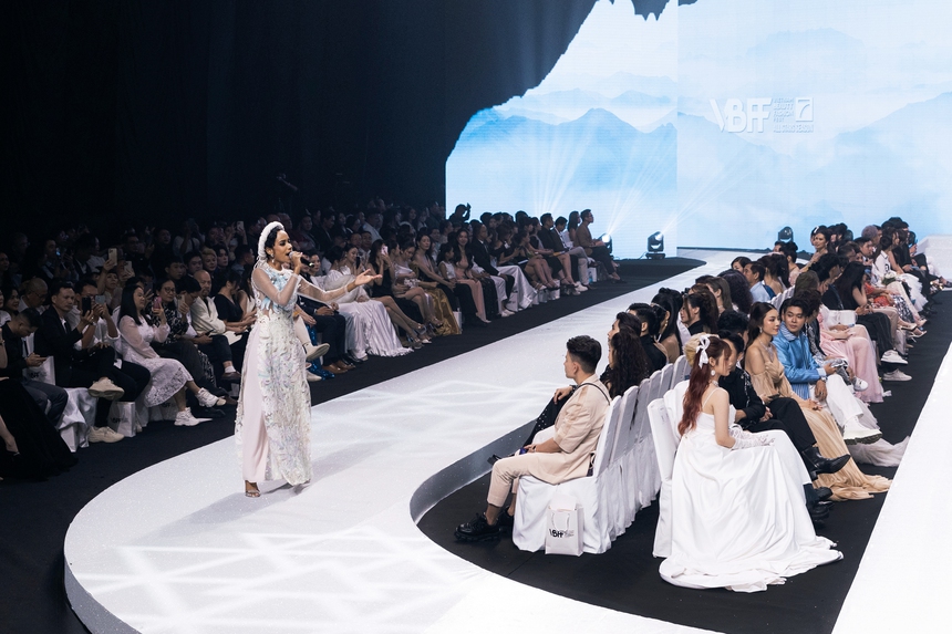 Vietnam Beauty Fashion Fest 7: Đỗ Hà, Lương Thuỳ Linh "đọ sắc" cùng dàn hậu quốc tế - Ảnh 3.