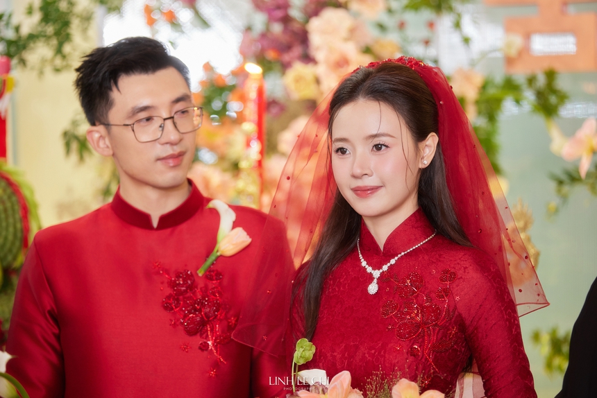 Midu diện áo dài đỏ nổi bật với họa tiết hoa mơ trong ngày lễ vu quy  - Ảnh 3.