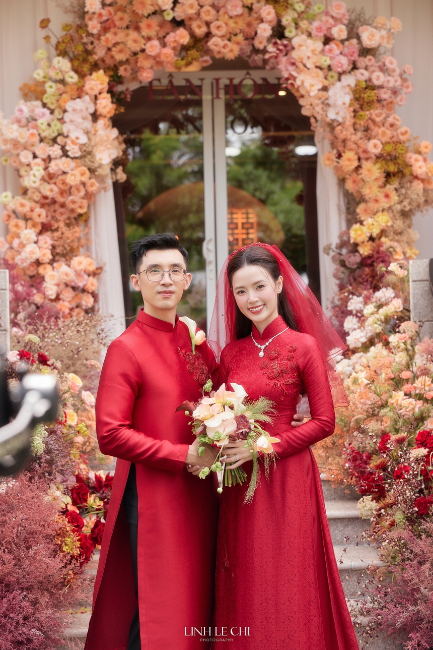 Midu diện áo dài đỏ nổi bật với họa tiết hoa mơ trong ngày lễ vu quy  - Ảnh 1.