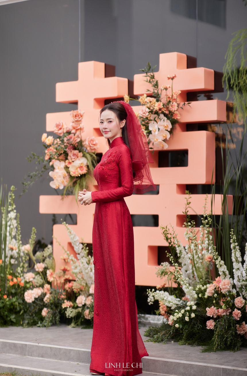 Midu diện áo dài đỏ nổi bật với họa tiết hoa mơ trong ngày lễ vu quy  - Ảnh 7.