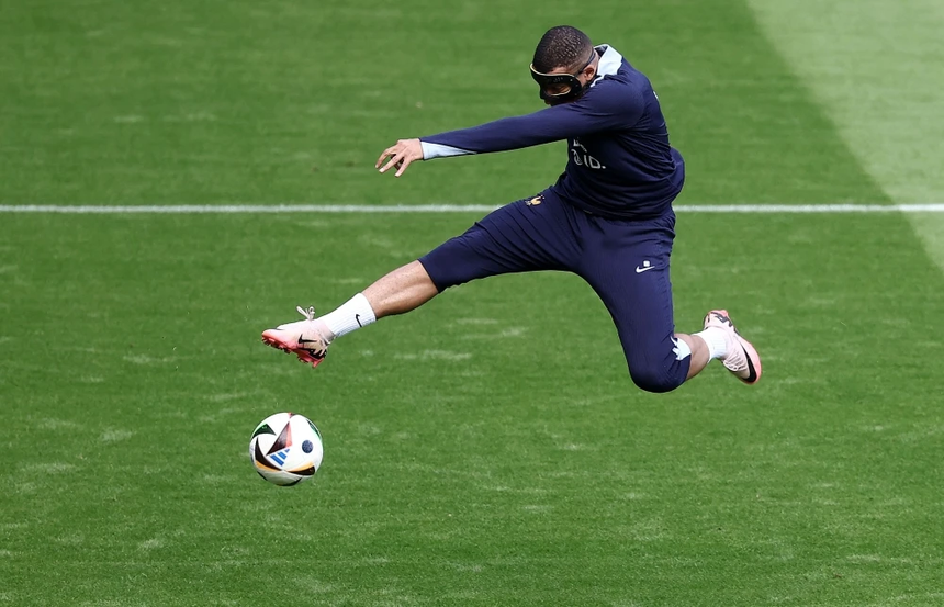 Mbappe đeo mặt nạ lập cú đúp bàn thắng cùng 2 kiến tạo giúp ĐT Pháp đe dọa Ba Lan - Ảnh 1. Mbappe đeo mặt nạ lập cú đúp bàn thắng cùng 2 kiến tạo giúp ĐT Pháp đe dọa Ba Lan - Ảnh 1.