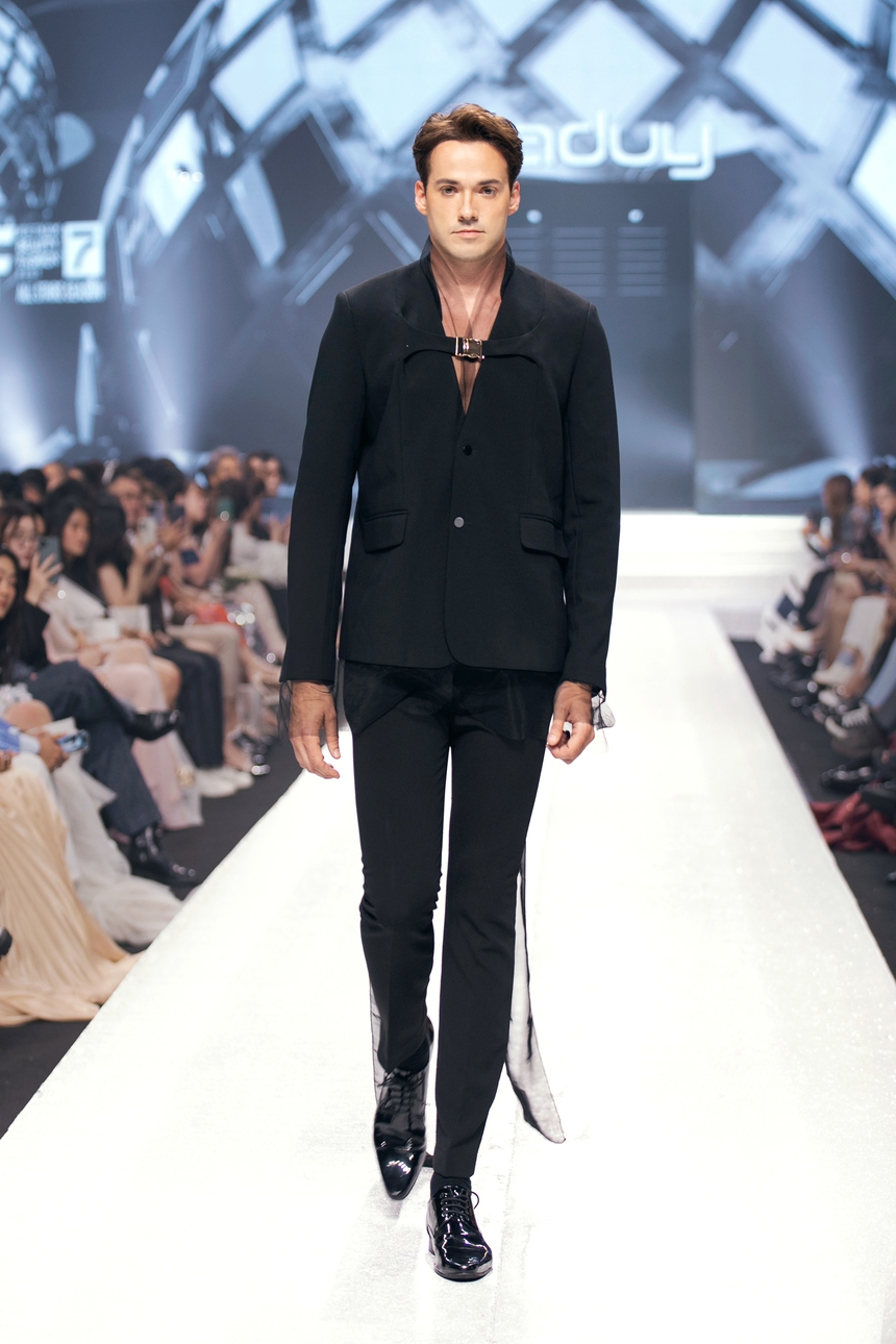 Hoa hậu Ý Nhi sánh đôi cùng Nam vương Thế giới trong BST của NTK Hà Duy - Ảnh 4.