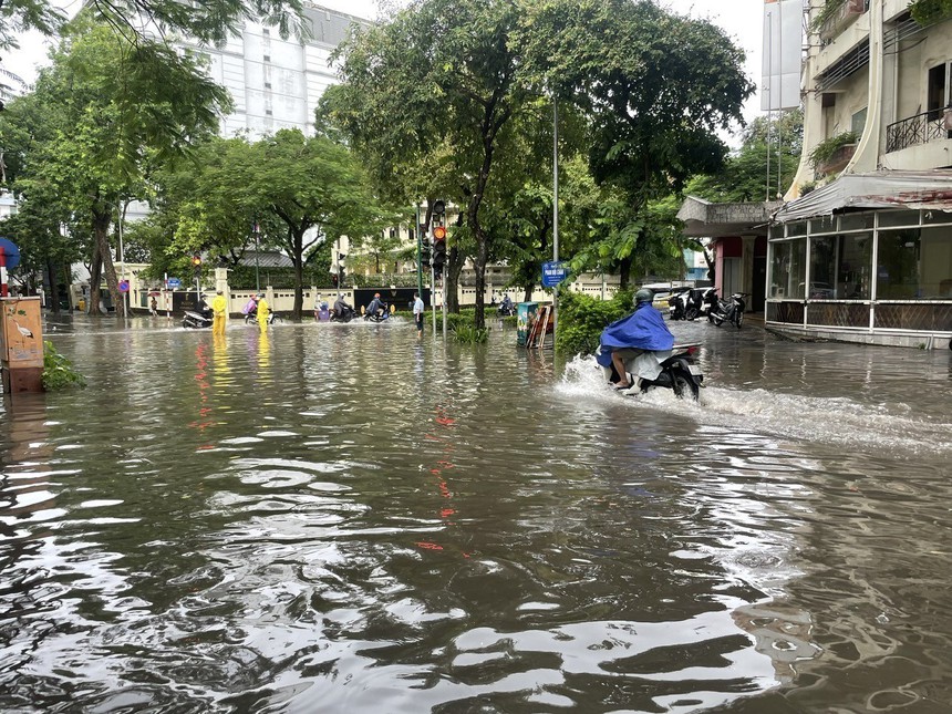 Mưa lớn lại "nhấn chìm" nhiều tuyến phố ở Hà Nội - Ảnh 8.