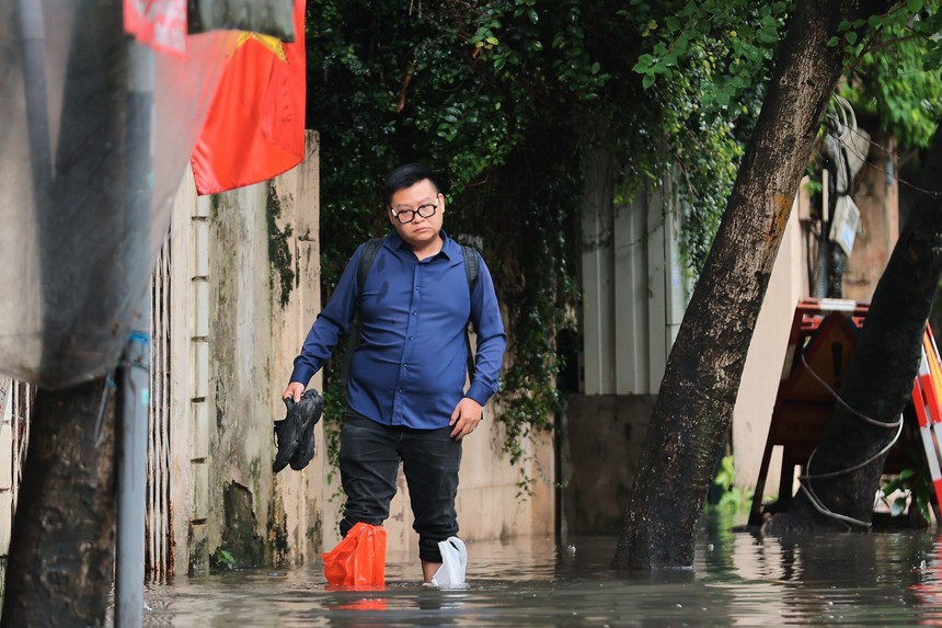 Mưa lớn lại "nhấn chìm" nhiều tuyến phố ở Hà Nội - Ảnh 3.