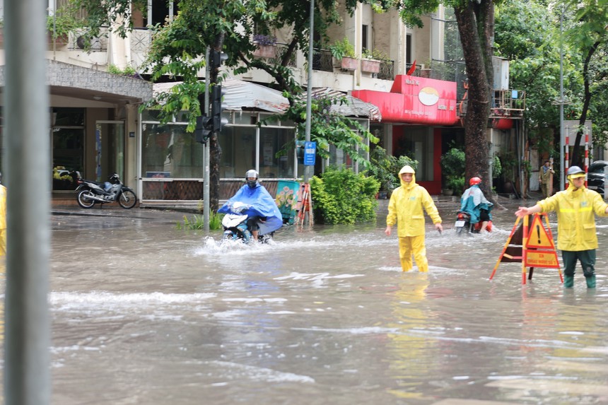 Mưa lớn lại "nhấn chìm" nhiều tuyến phố ở Hà Nội - Ảnh 5.