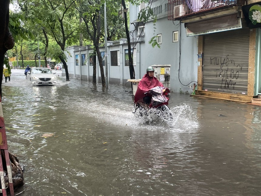 Mưa lớn lại "nhấn chìm" nhiều tuyến phố ở Hà Nội - Ảnh 9.