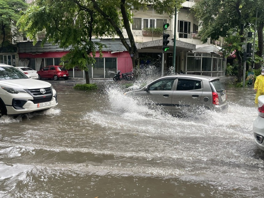 Mưa lớn lại "nhấn chìm" nhiều tuyến phố ở Hà Nội - Ảnh 6.