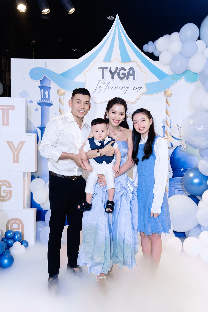 Phương Trinh Jolie mở tiệc thôi nôi con trai lại công bố có tin vui lần 3 - Ảnh 3.