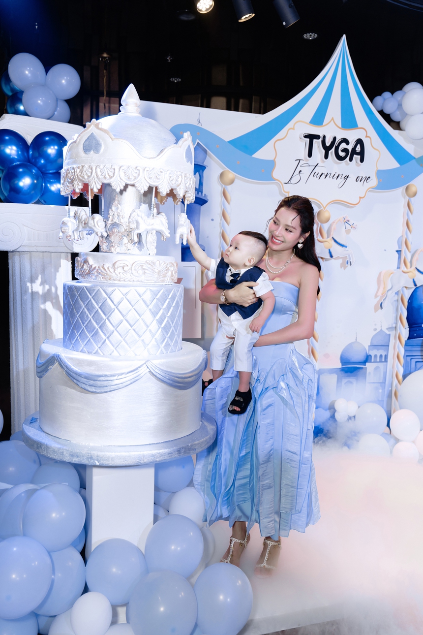 Phương Trinh Jolie mở tiệc thôi nôi con trai lại công bố có tin vui lần 3 - Ảnh 4.