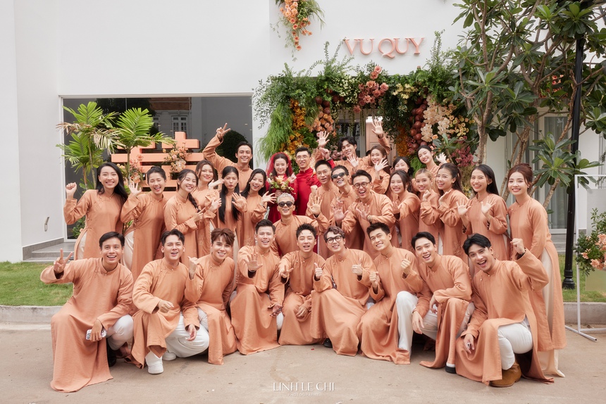 Midu diện áo dài đỏ nổi bật với họa tiết hoa mơ trong ngày lễ vu quy  - Ảnh 6.