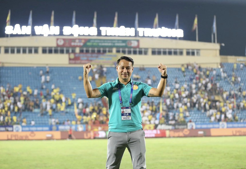 HLV Vũ Hồng Việt đạt "đỉnh cao đời người" ở Nam Định - Ảnh 2.