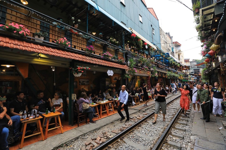 Diễn đàn văn hóa: "Báo động đỏ" từ cà phê đường tàu - Ảnh 1. Diễn đàn văn hóa: "Báo động đỏ" từ cà phê đường tàu - Ảnh 1.