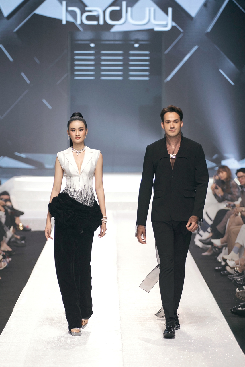 Hoa hậu Ý Nhi sánh đôi cùng Nam vương Thế giới trong BST của NTK Hà Duy - Ảnh 3.