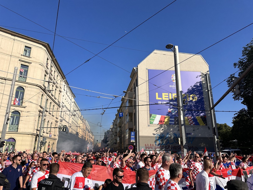 EURO trên từng cây số: Như một trò đùa của số phận - Ảnh 1. EURO trên từng cây số: Như một trò đùa của số phận - Ảnh 1.