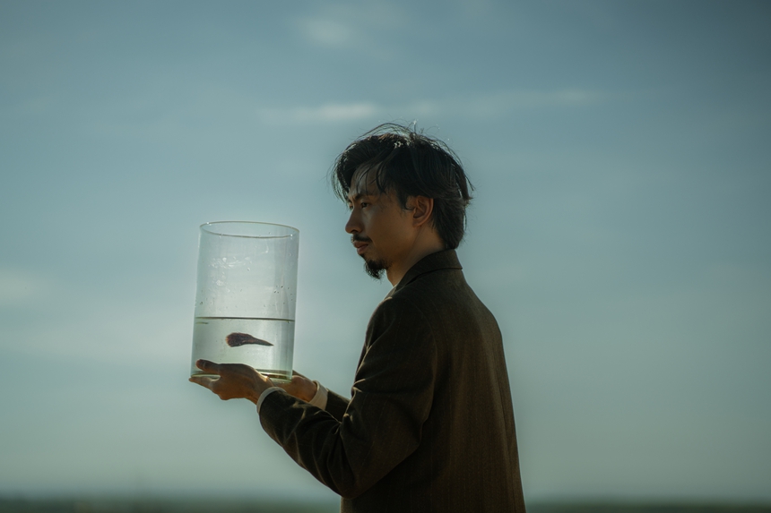 Đen nhắc đến hai tác phẩm văn học kinh điển trong MV mới "FRIENDSHIP" - Ảnh 6. Đen nhắc đến hai tác phẩm văn học kinh điển trong MV mới "FRIENDSHIP" - Ảnh 6.