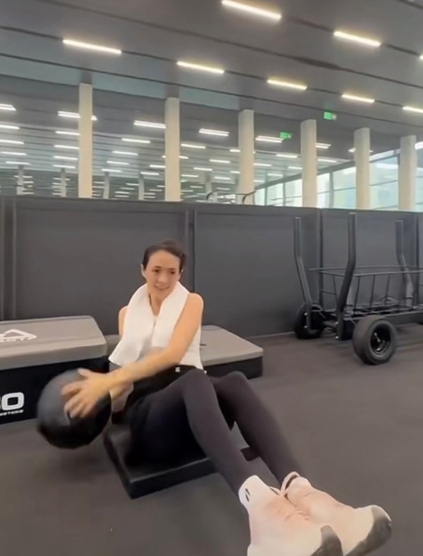 Chương Tử Di mặt mộc, thể hiện sức bền trong bài tập gym - Ảnh 2.