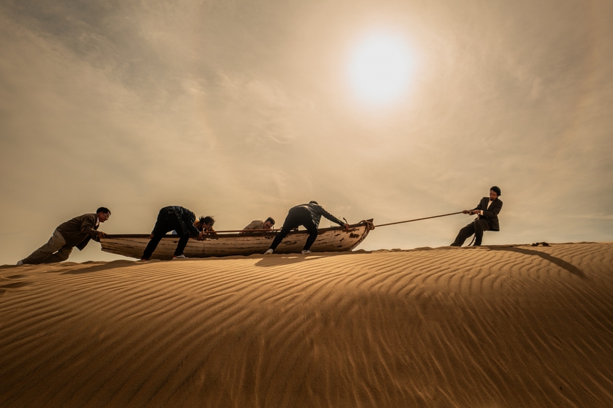 Đen nhắc đến hai tác phẩm văn học kinh điển trong MV mới "FRIENDSHIP" - Ảnh 7. Đen nhắc đến hai tác phẩm văn học kinh điển trong MV mới "FRIENDSHIP" - Ảnh 7.