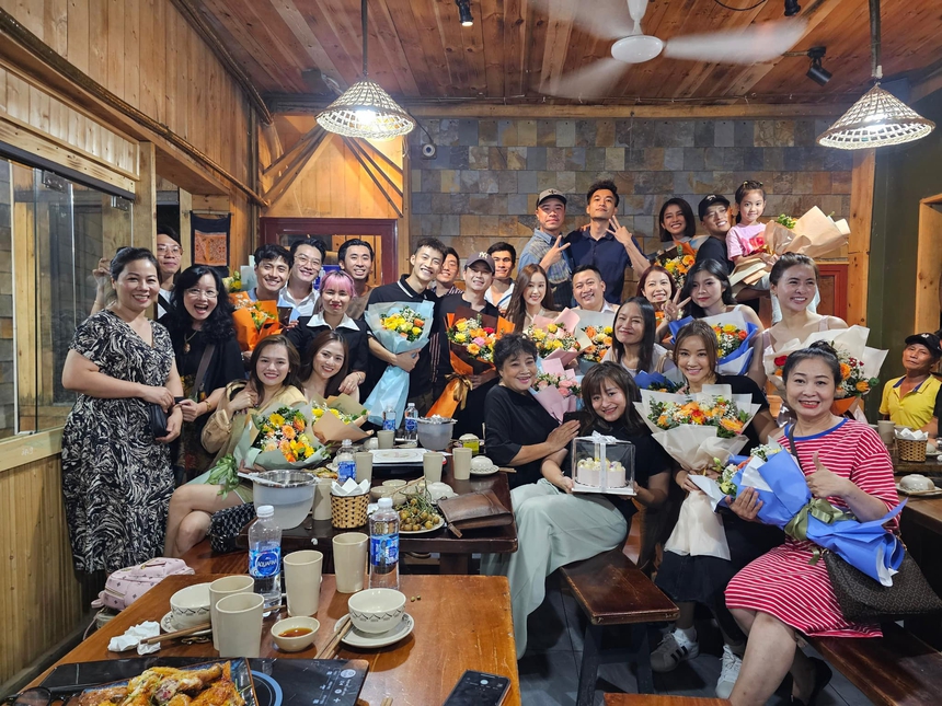 Cả ê-kip 'Mình yêu nhau bình yên thôi' hội ngộ, nhan sắc 2 mẹ con 'chị Thoa osin' gây chú ý - Ảnh 7.