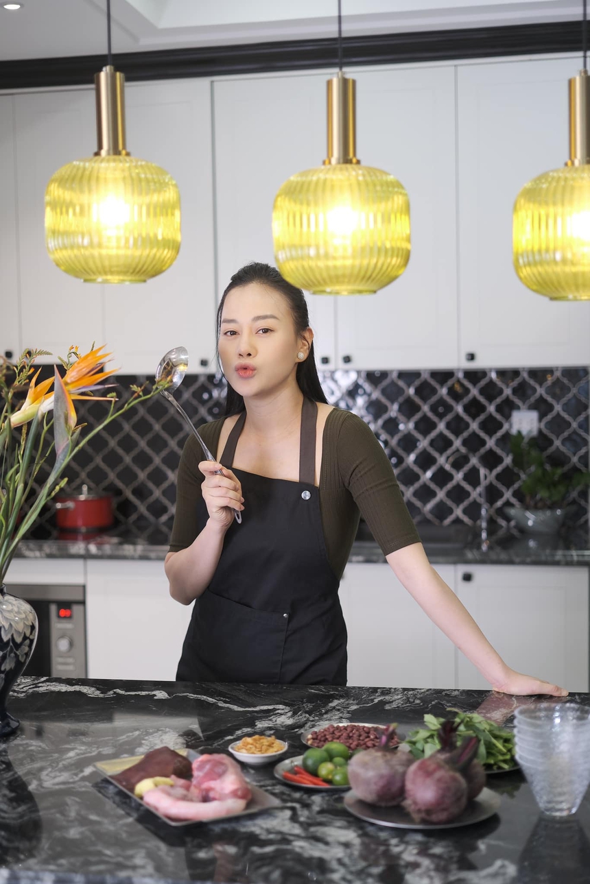 Phương Oanh trở lại làm việc: Người khen dáng đẹp, người can ngăn vì 1 điều - Ảnh 1.