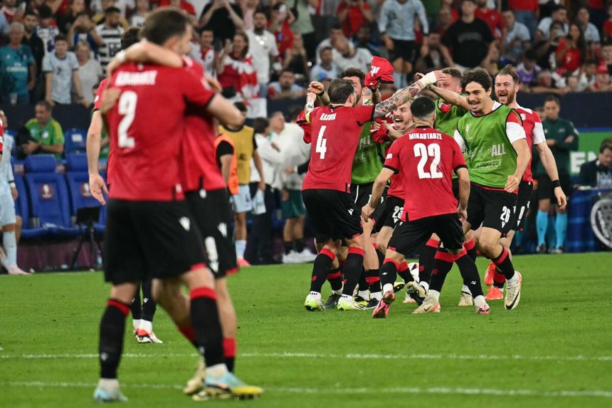 Georgia ăn mừng cuồng nhiệt sau khi đánh bại Bồ Đào Nha để giành vé lịch sử vào vòng 1/8 EURO 2024 - Ảnh 4.