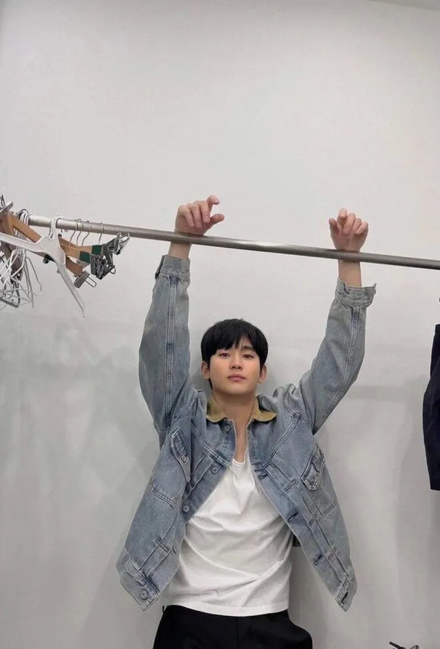 Thêm bằng chứng Kim Ji Won hẹn hò Kim Soo Hyun - Ảnh 3. Thêm bằng chứng Kim Ji Won hẹn hò Kim Soo Hyun - Ảnh 3.