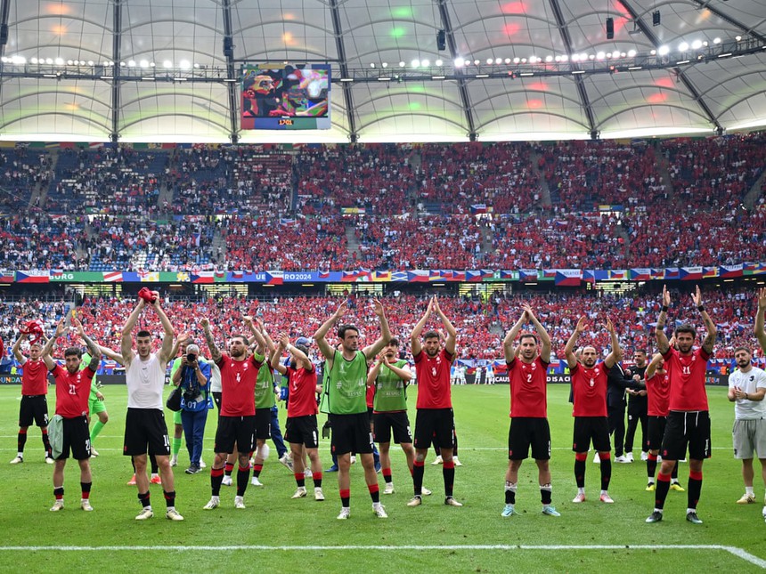 Georgia ăn mừng cuồng nhiệt sau khi đánh bại Bồ Đào Nha để giành vé lịch sử vào vòng 1/8 EURO 2024 - Ảnh 6.