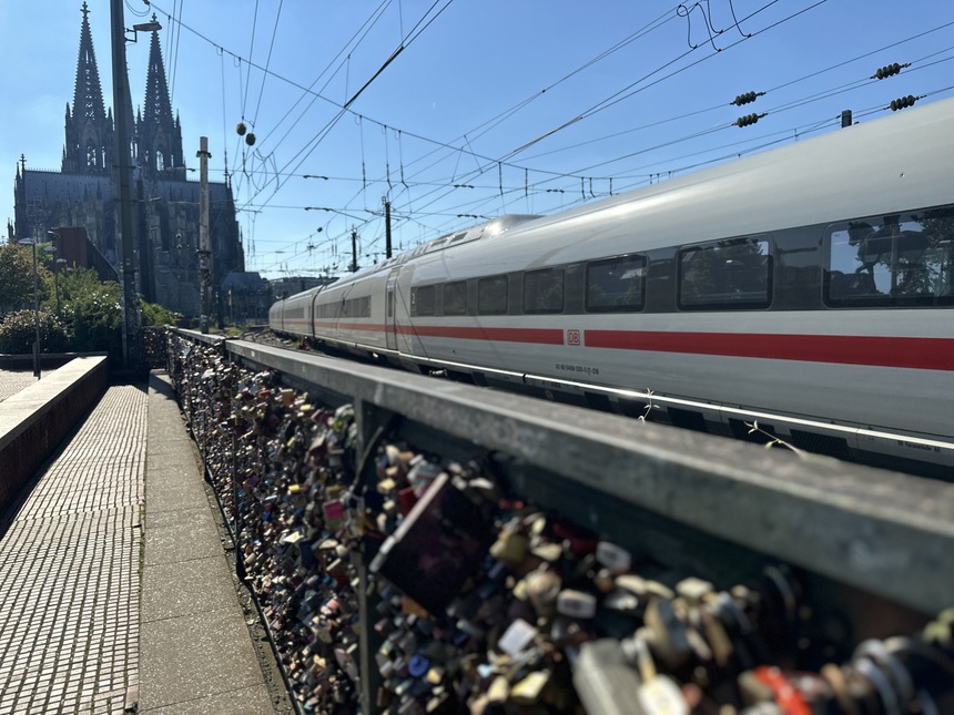 EURO trên từng cây số: Chuyện cầu tình nổi tiếng nhất thế giới ở Cologne - Ảnh 1.