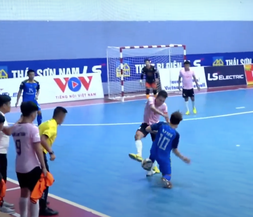 Chấn thương nặng, cầu thủ futsal rơi nước mắt rời sân  - Ảnh 1.