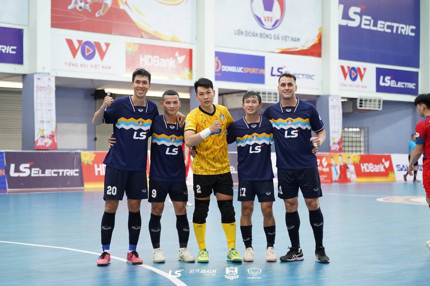 Chấn thương nặng, cầu thủ futsal rơi nước mắt rời sân  - Ảnh 5.