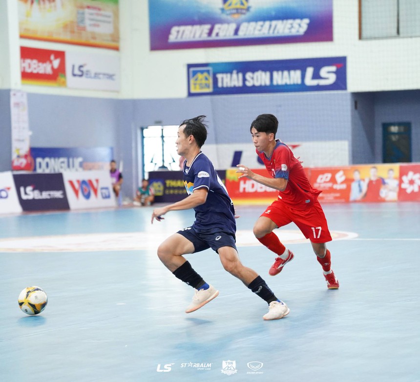 Chấn thương nặng, cầu thủ futsal rơi nước mắt rời sân  - Ảnh 4.