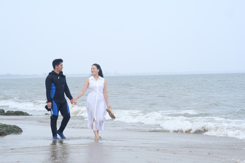 Ca sĩ Huyền Trang bất ngờ ra MV nhạc trữ tình đúng ngày sinh nhật - Ảnh 2. Ca sĩ Huyền Trang bất ngờ ra MV nhạc trữ tình đúng ngày sinh nhật - Ảnh 2.