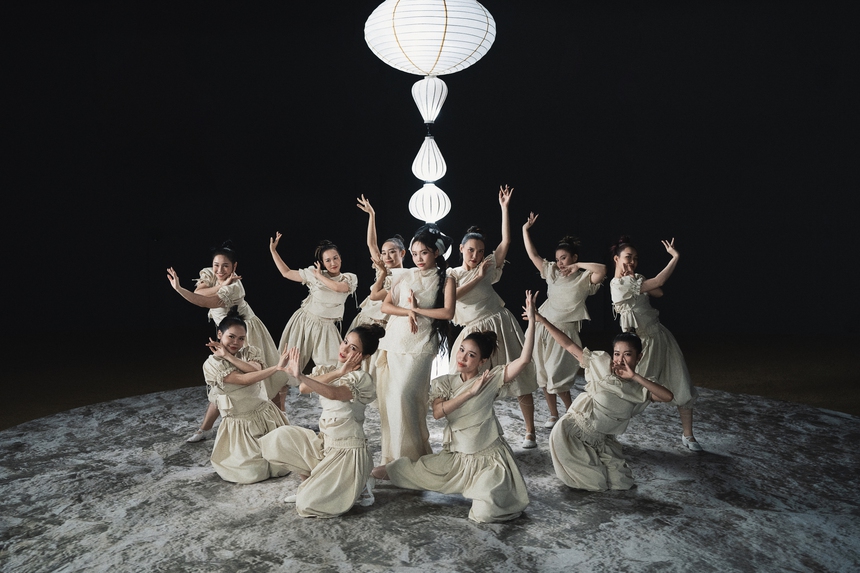 Phương Mỹ Chi múa chén trong MV "Gối Gấm" - Ảnh 1.